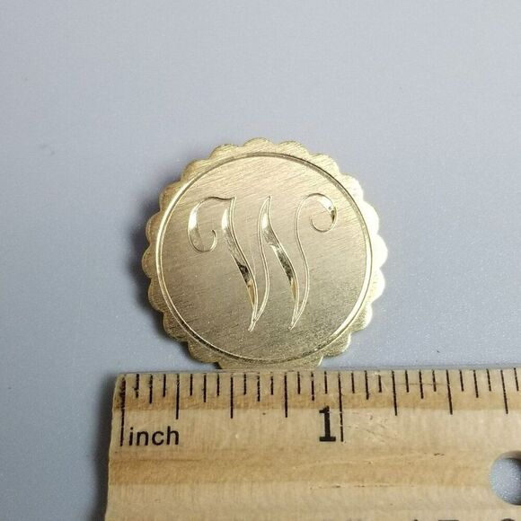 Vintage W Engraved Round Brooch Scalloped Edge Gold Tone Monogram Initial Letter - Picture 5 of 7